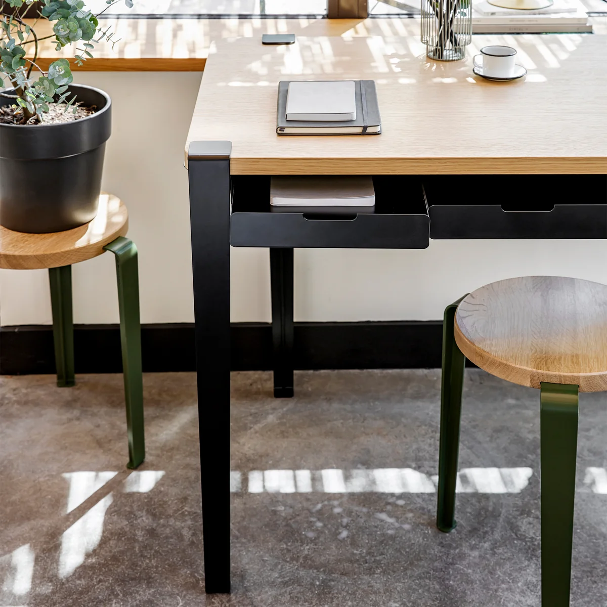 TipToe - MONOCHROME Schreibtisch mit Schubladen, Eiche / graphitschwarz
