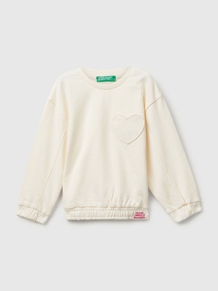 Sweatshirt with heart patch