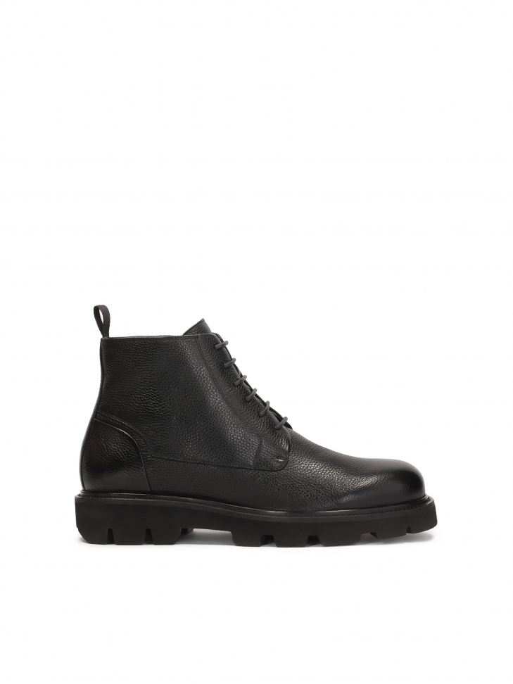 Classic men's boots on trep sole