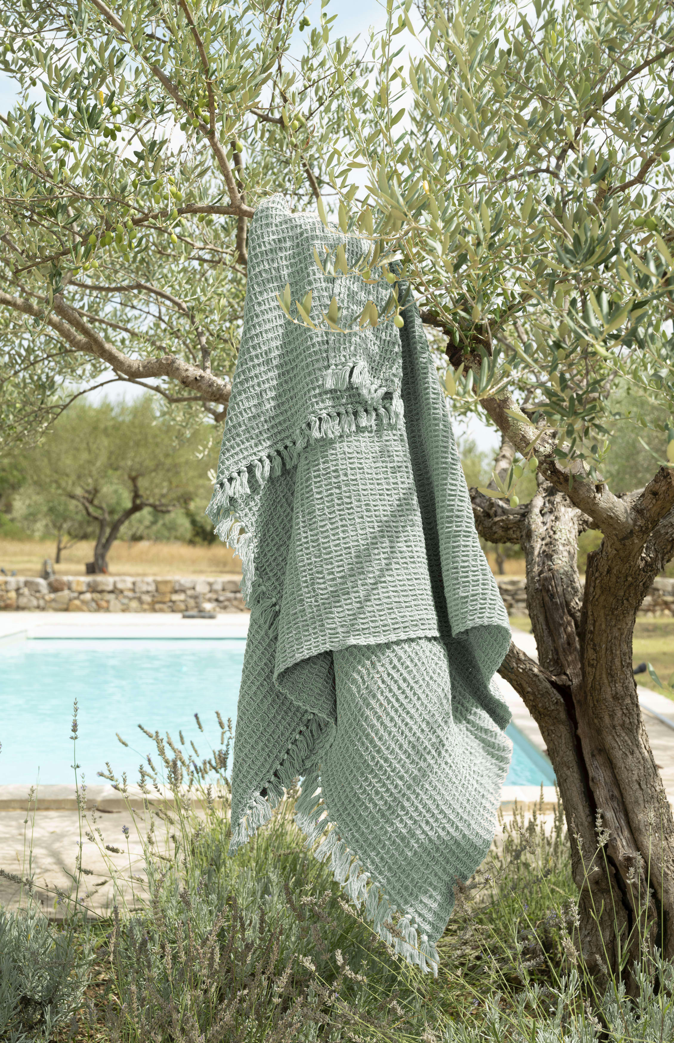 WAFFLE - Plaid en 100% coton lavé à franges nouées vert sauge 170x130