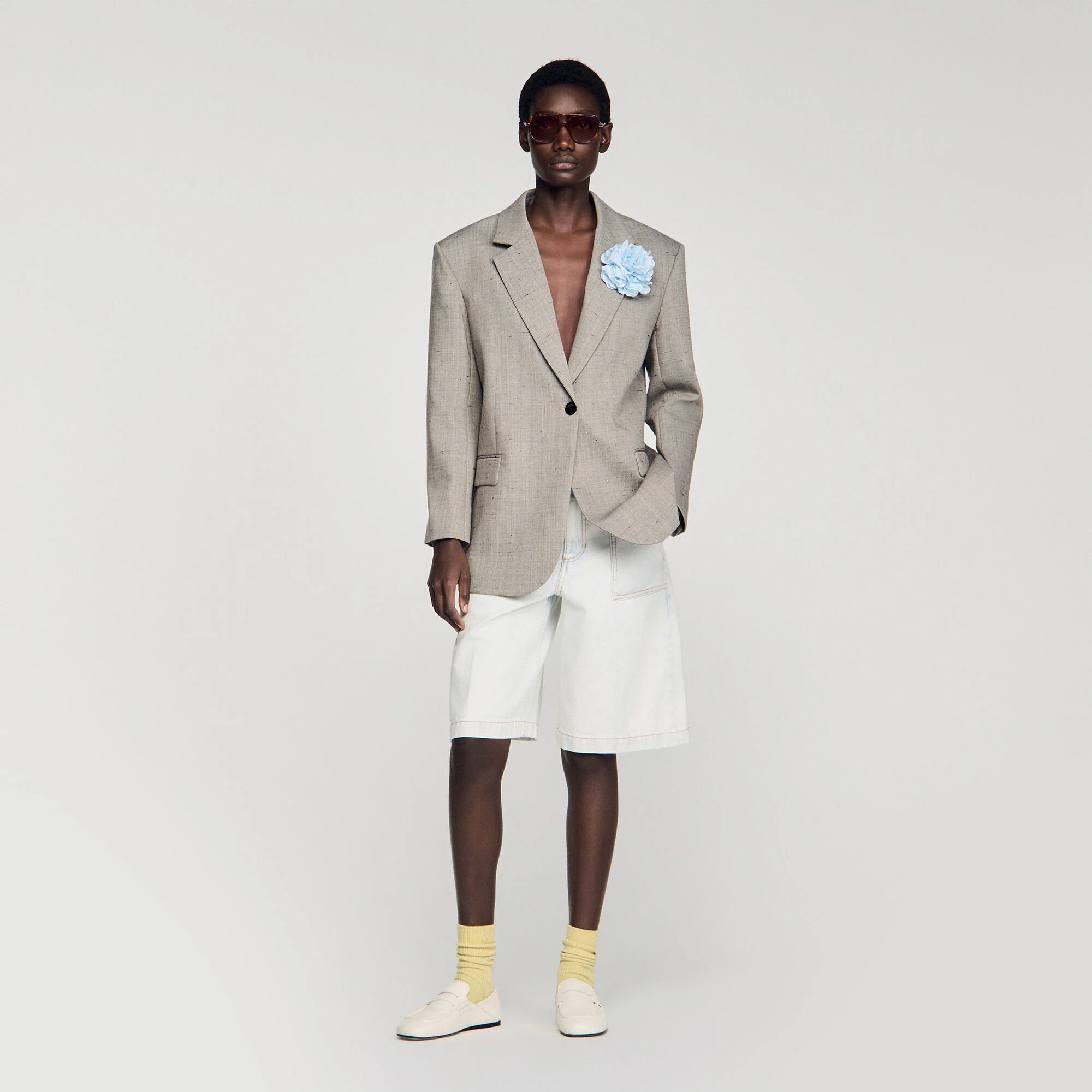 Veste en laine à carreaux et broche