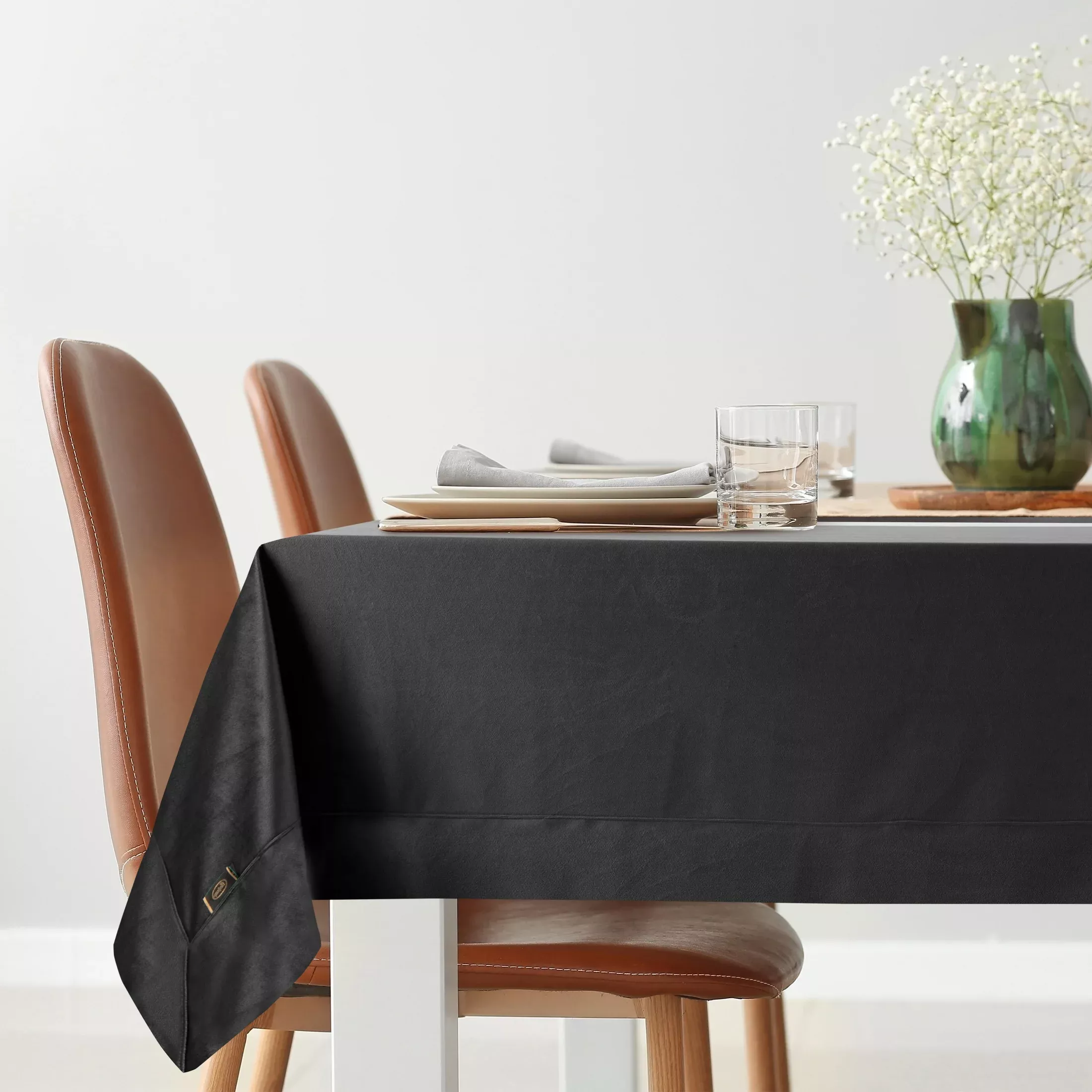 Obrus czarny 145x180 cm welwetowy VELVET z ozdobną listwą