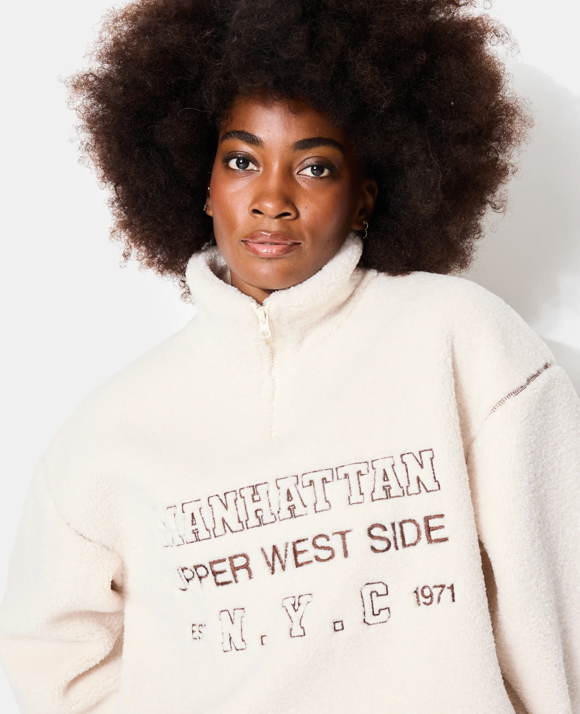 Sweat droit en sherpa col zippé avec broderies