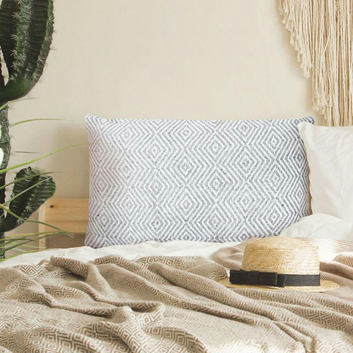 ESCAPADE - Coussin ethnique motif ikat blanc et gris 60x40