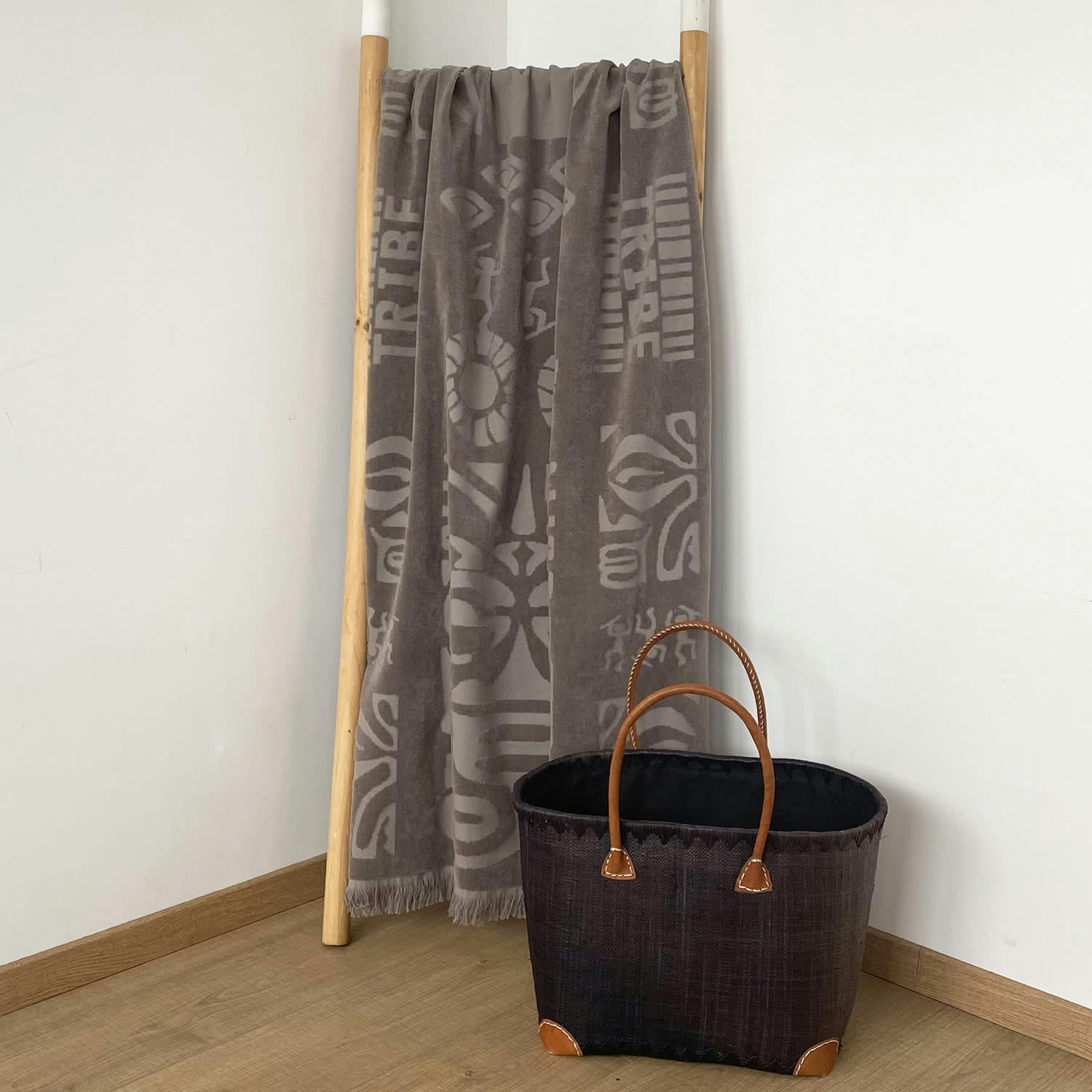 ÉPONGE VELOURS UNIE AVEC MOTIFS CISELÉS - Serviette de plage éponge velours ciselée Izapa 90x170 taupe