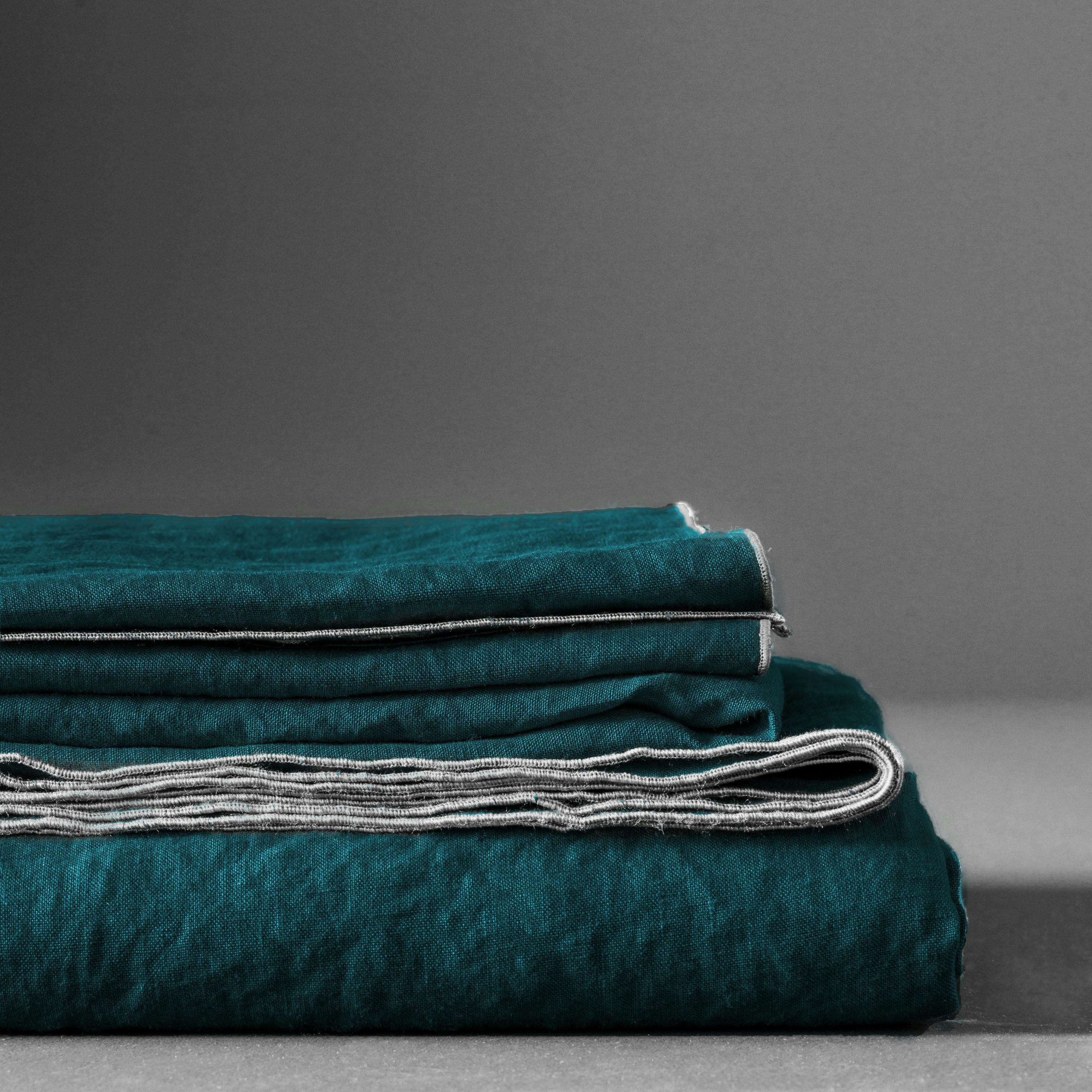 AUTOUR DU LIN - Nappe en lin lavé 170x170cm Vert Paon-gris Clair