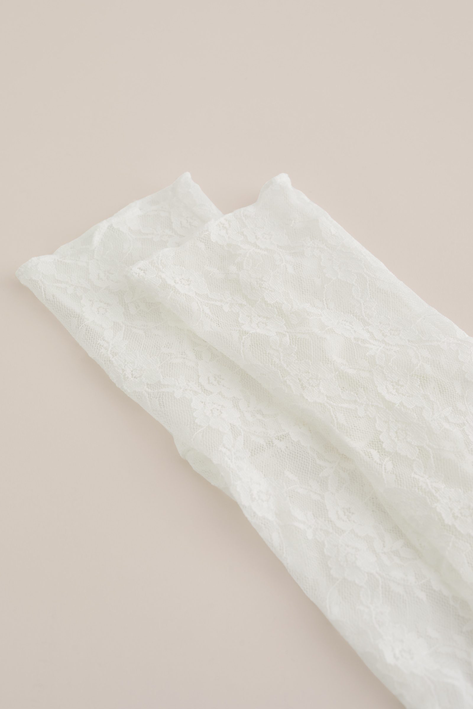 Dames sokken van fijn kant met een elegant bloemenpatroon.