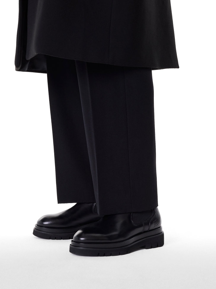 Black men's Chelsea boots with a classic look