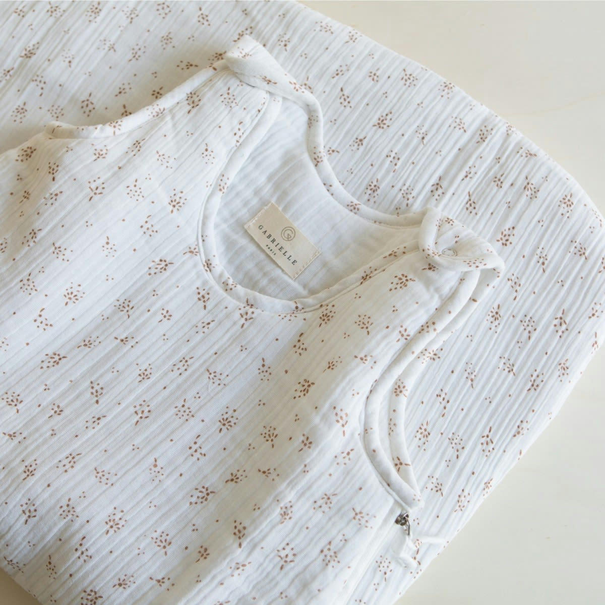 GREEN & KIDS - Gigoteuse en gaze de coton biologique à motifs crème