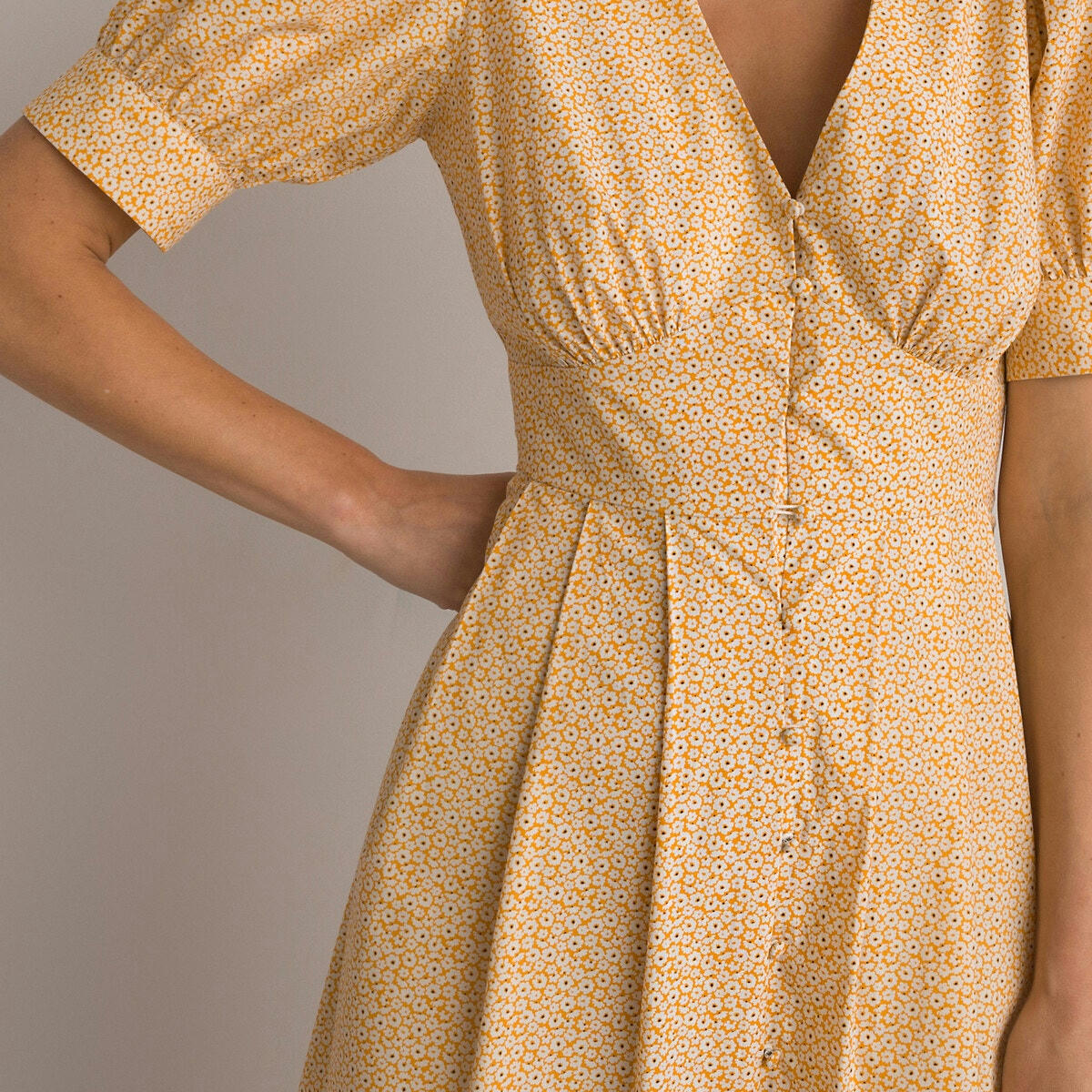 Robe évasée, col v, manches courtes imprimé floral