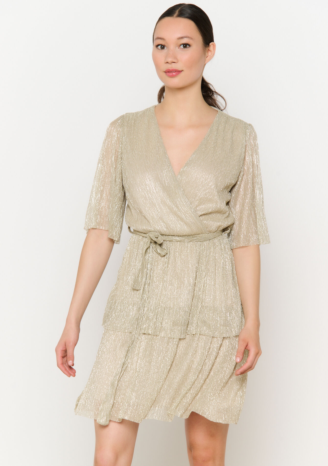 Glanzende korte pliss&eacute;-jurk