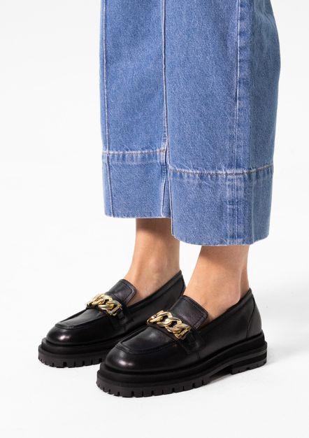 Zwarte chunky loafers met goudkleurige chain