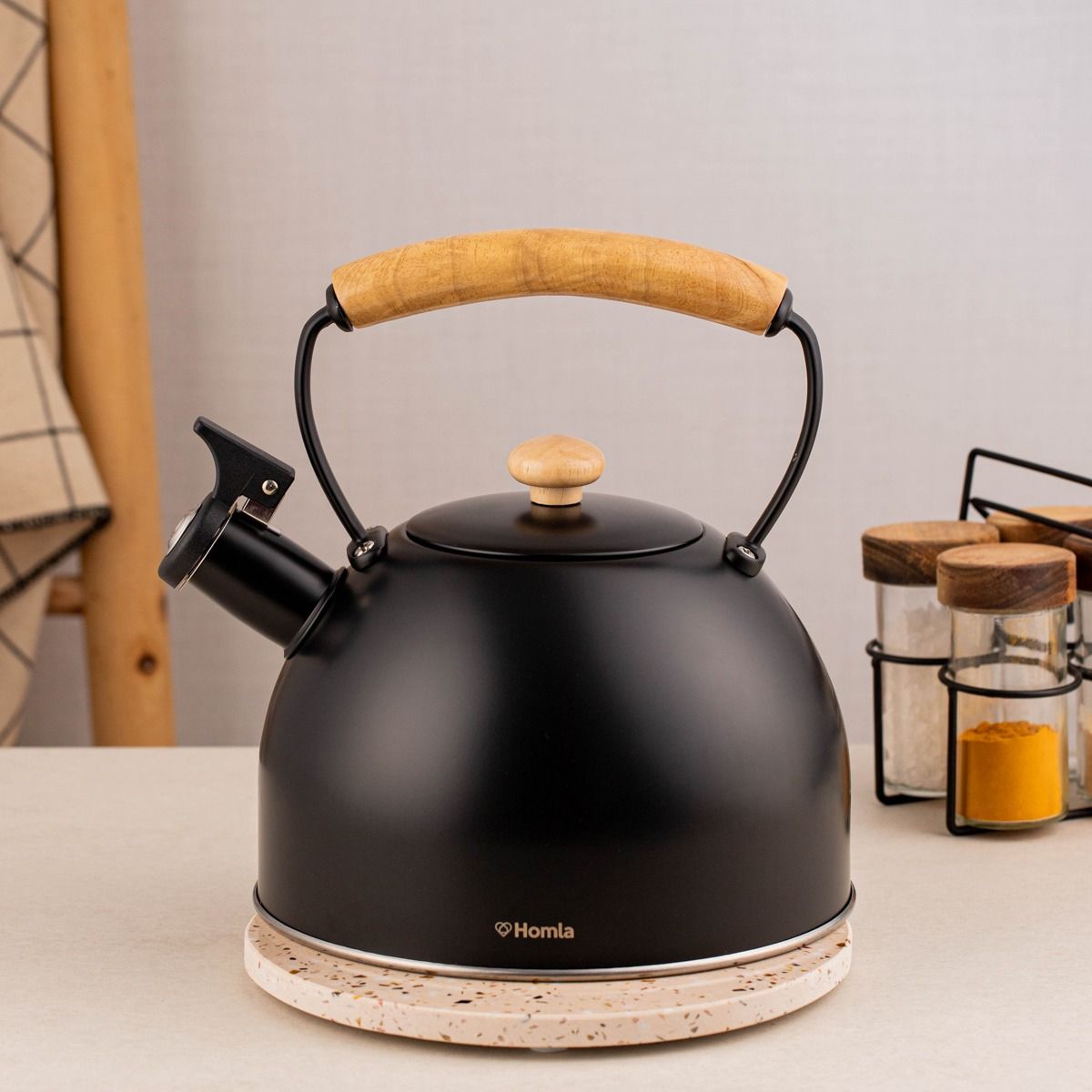 Czajnik B2 VIRGEN ESSENTIALS czarny z drewnianym uchwytem 2,5L