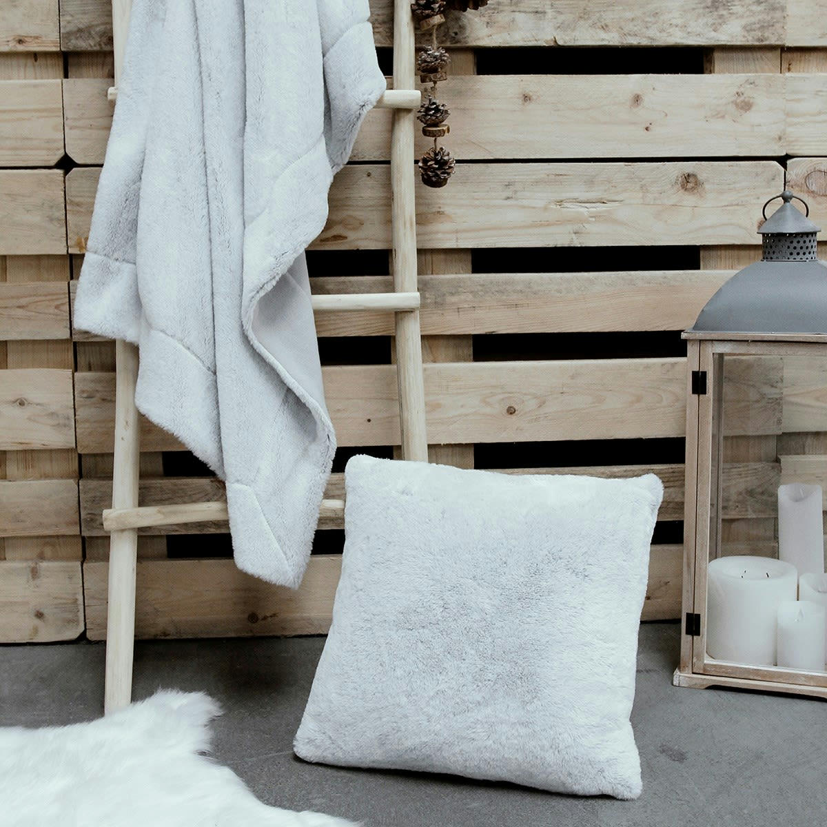 WINTER SPIRIT GLACIER - Ensemble plaid et coussin assorti uni en Polyester Gris 125x150 cm