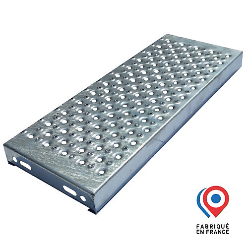 Marche d'escalier en tôle perforée 900x330 mmgalvanisée à chaud antidérapante et drainante conforme ERP et APH
