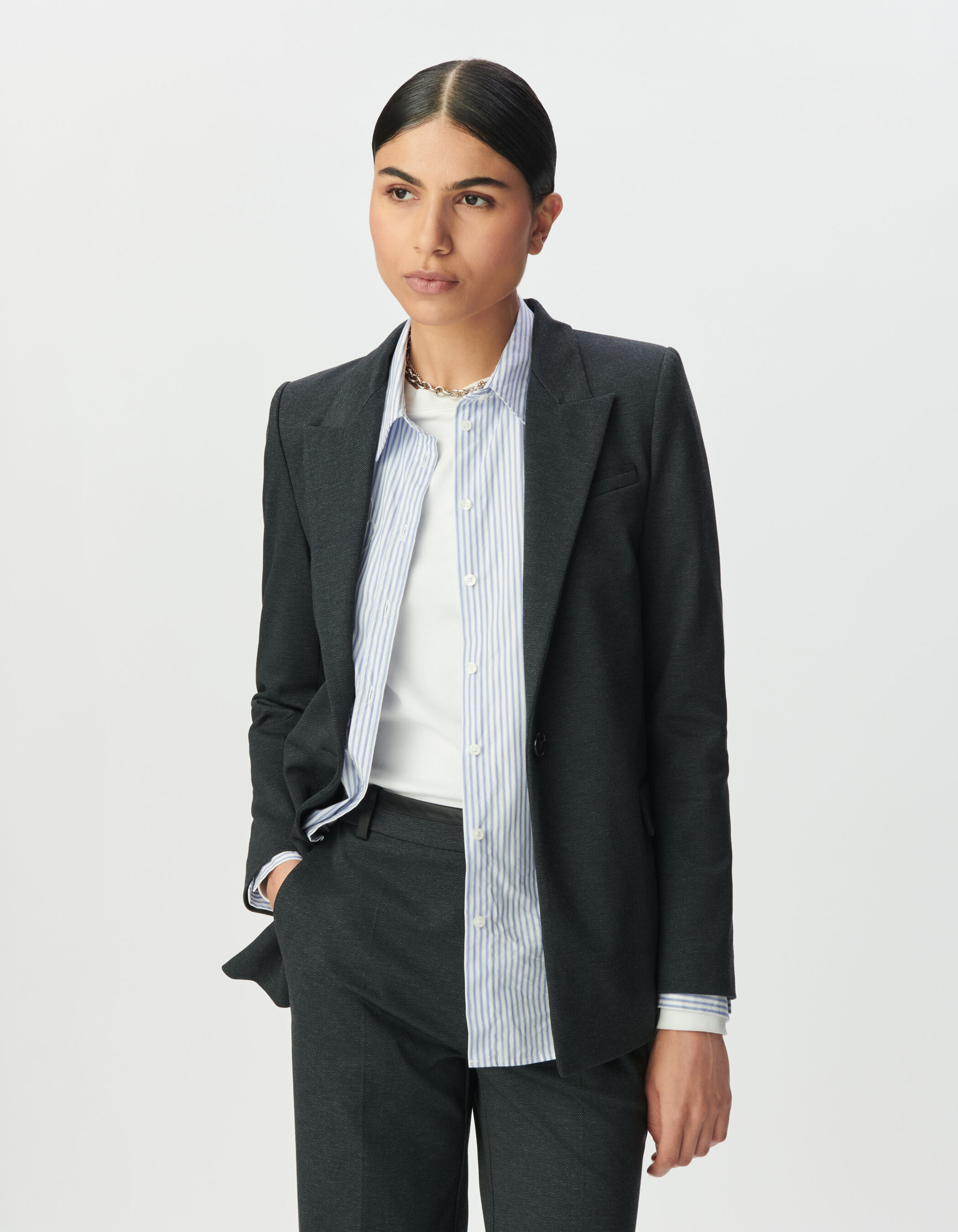 Veste de tailleur grise motif chevrons à parementure Femme