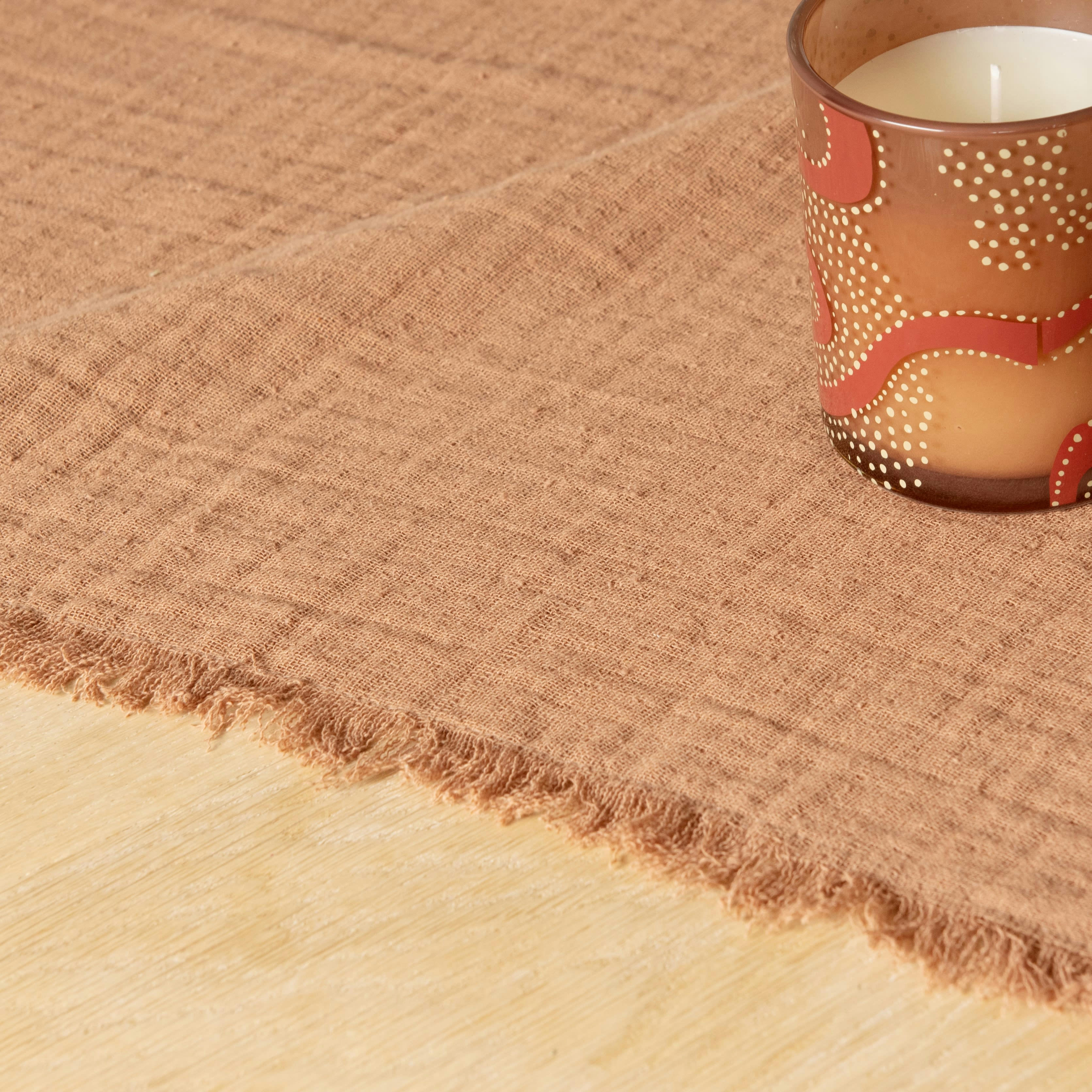 SAPARI - Chemin de table en gaze de coton marron à franges 45x150