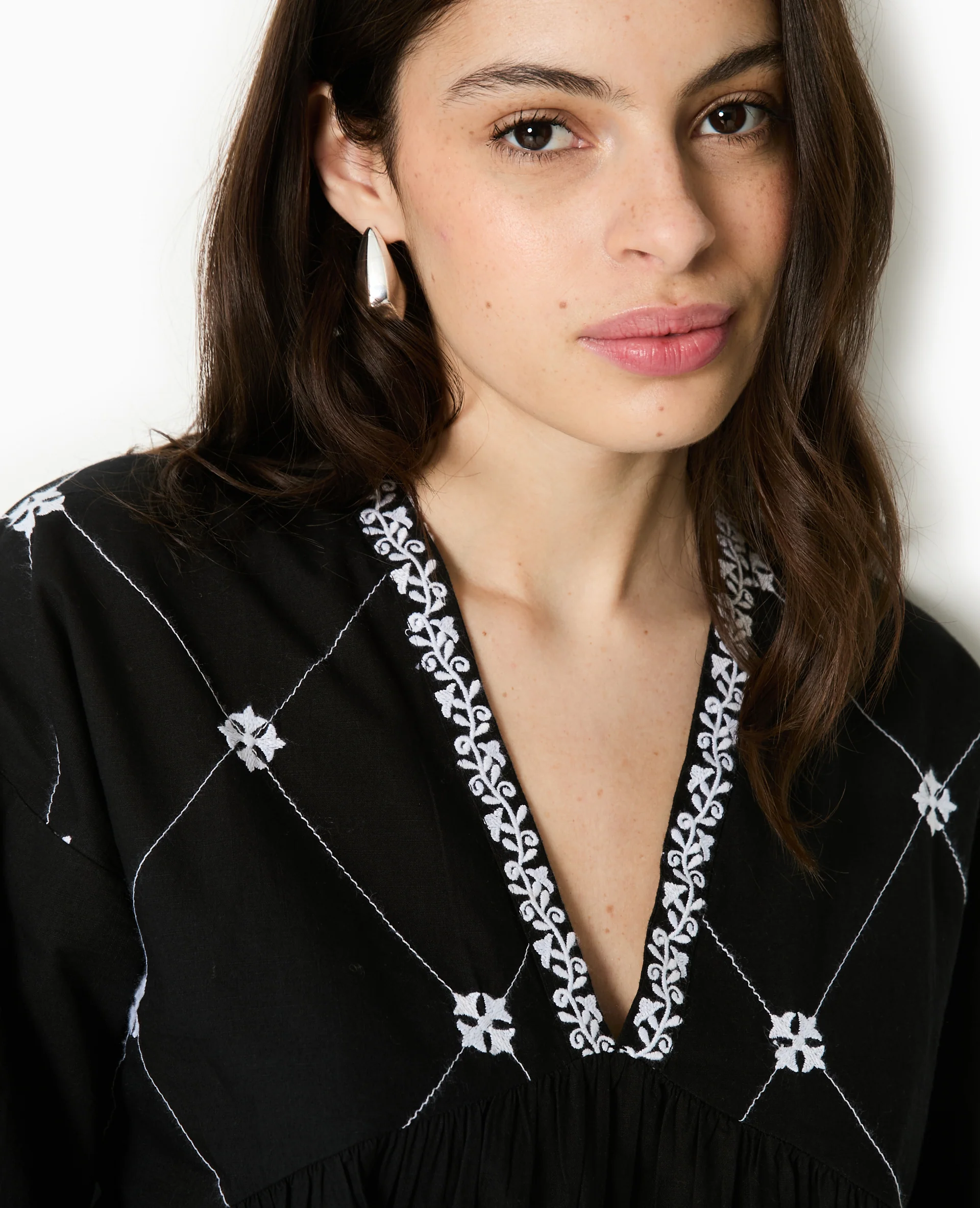 Robe brodée manches longues