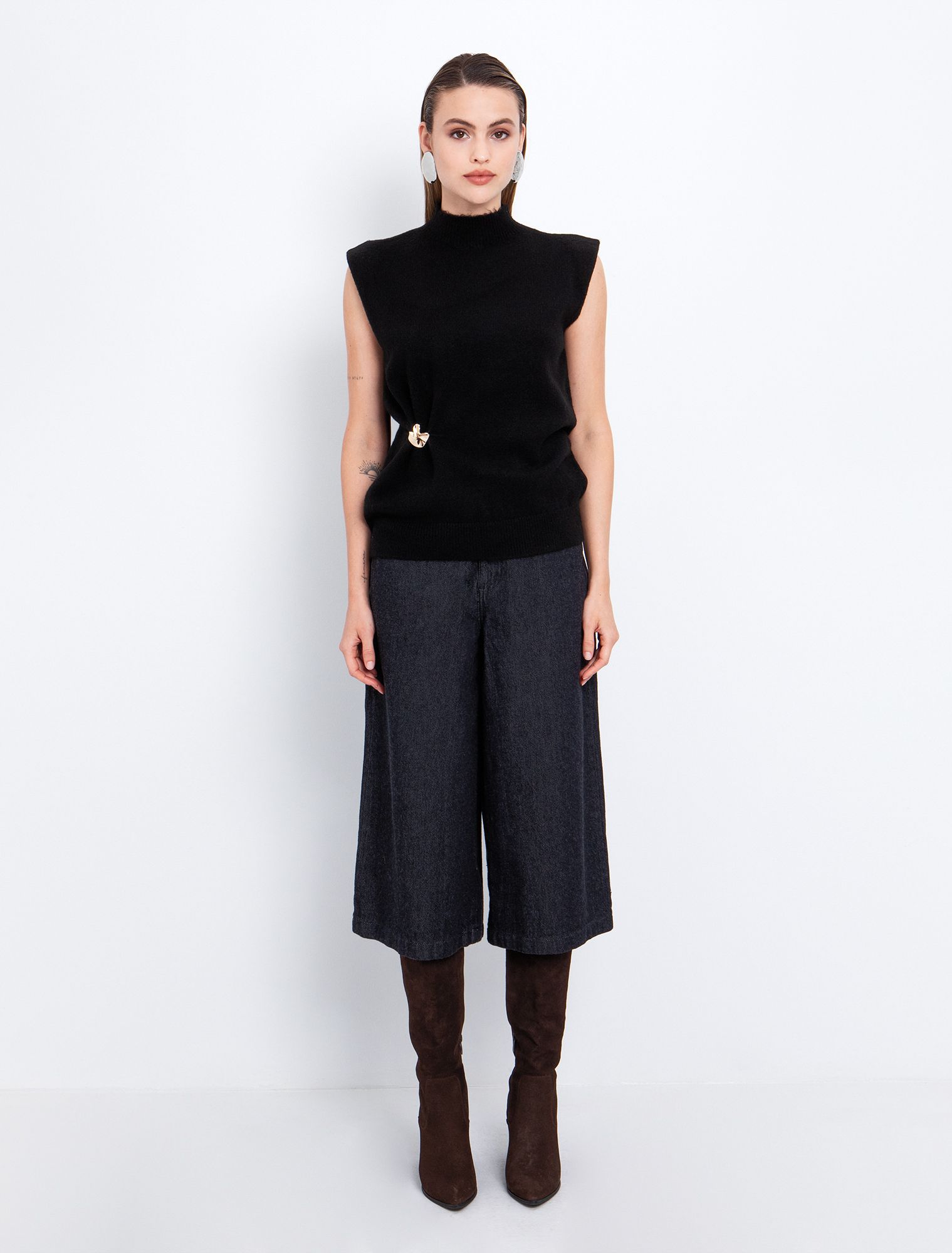 Πλεκτή μπλούζα με καρφίτσα