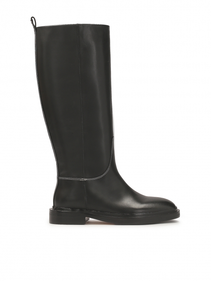 Slip-on boots on flat sole