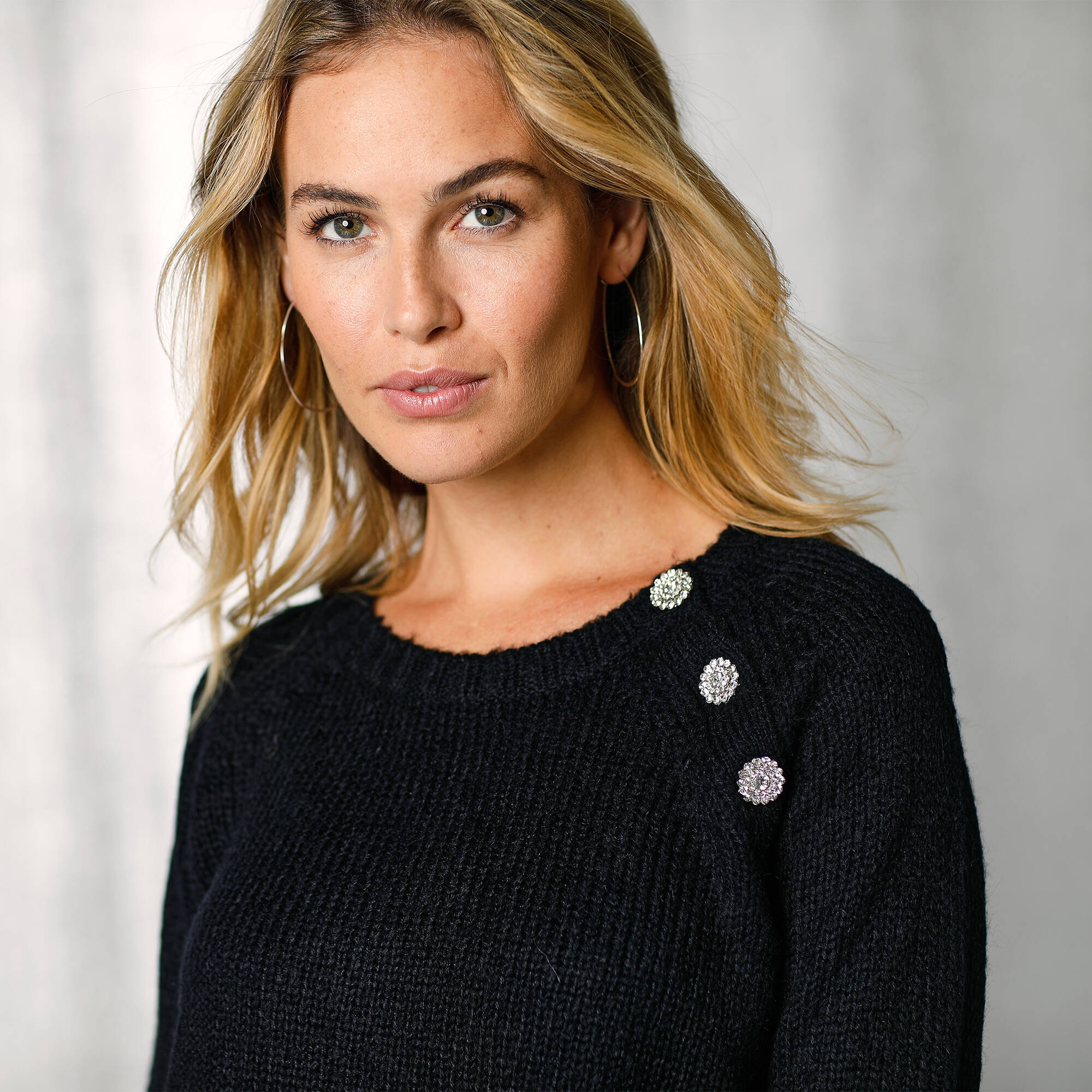 Pull épaule boutonnée bijoux