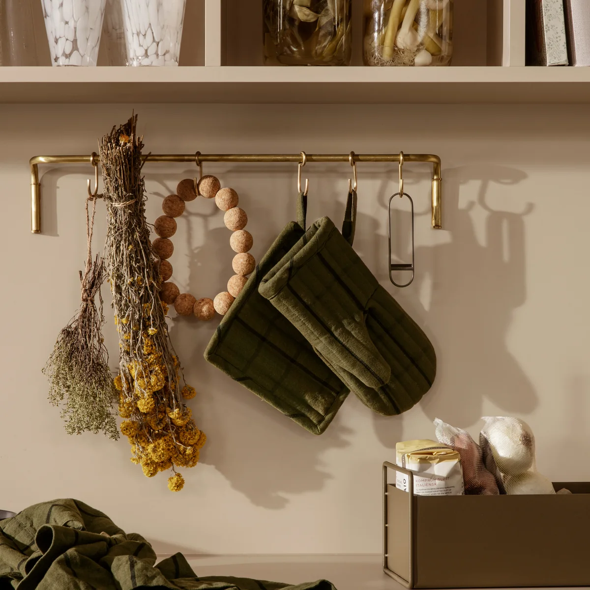 Ferm Living - Hale Ofenhandschuh, sand / schwarz