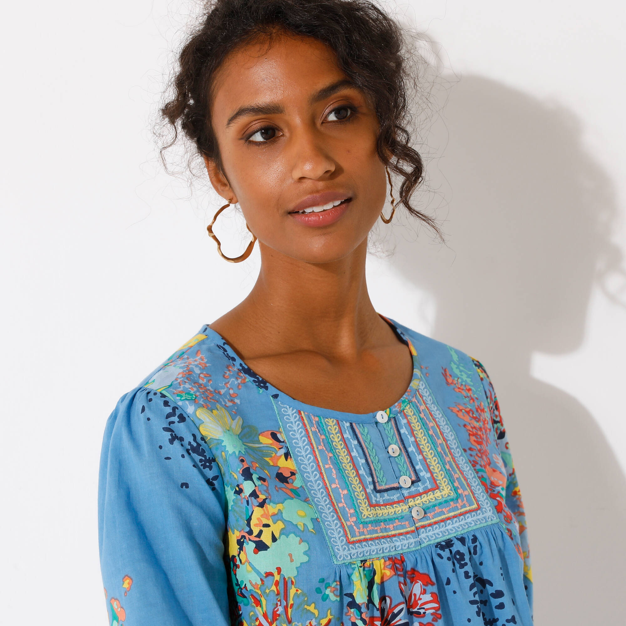 Blouse imprimée fleurs, détails brodés