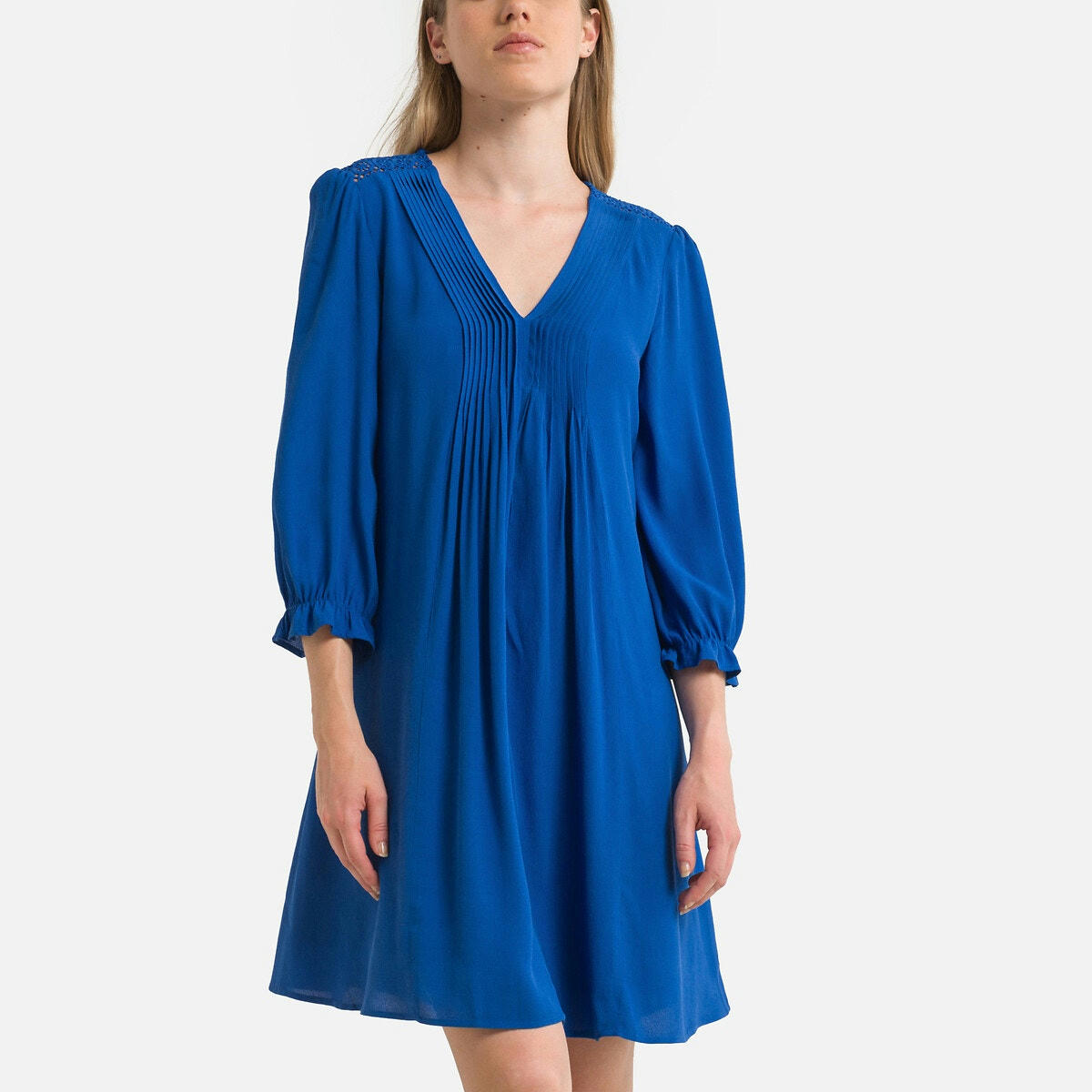 Robe courte plissée, encolure v, manches 3/4