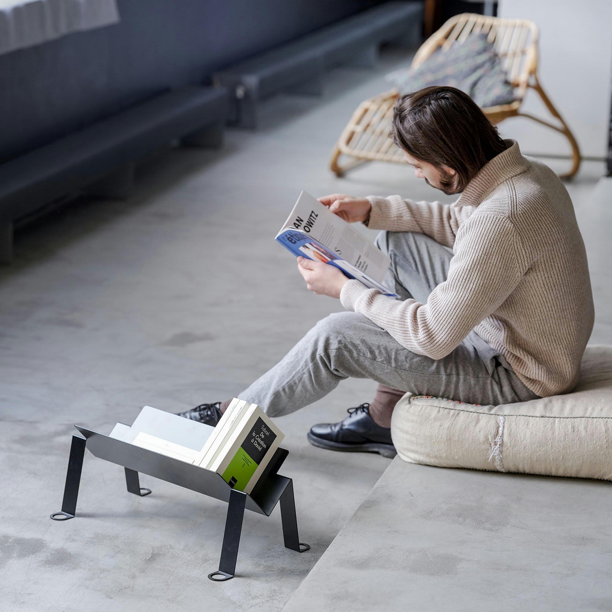 - Porte-revue noire en acier Made in France