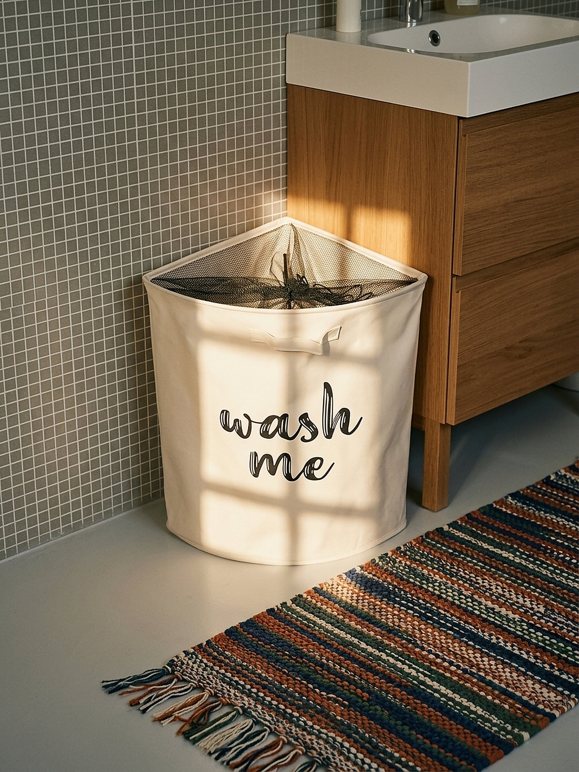 Kosz na pranie z napisem WASH TIME