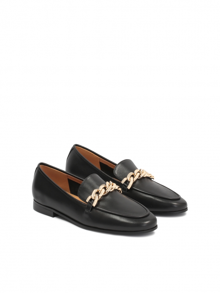 Black flat shoes decorated with a chain