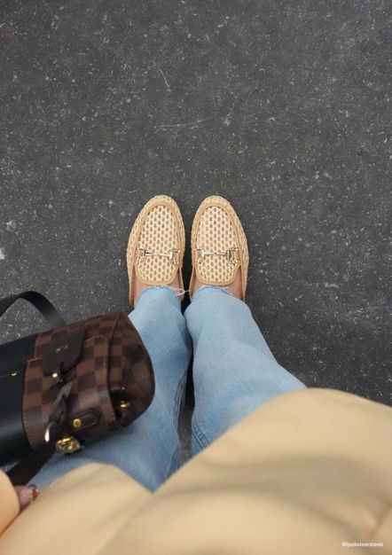 Beige slip on loafers met goudkleurige chain