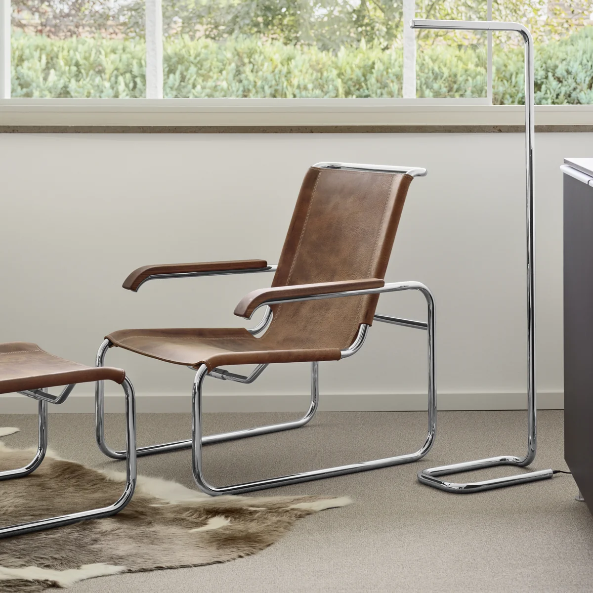 Thonet - S 35 L Sessel, Chrom / Kernleder schwarz / Armlehne Buche schwarz gebeizt (TP 29)