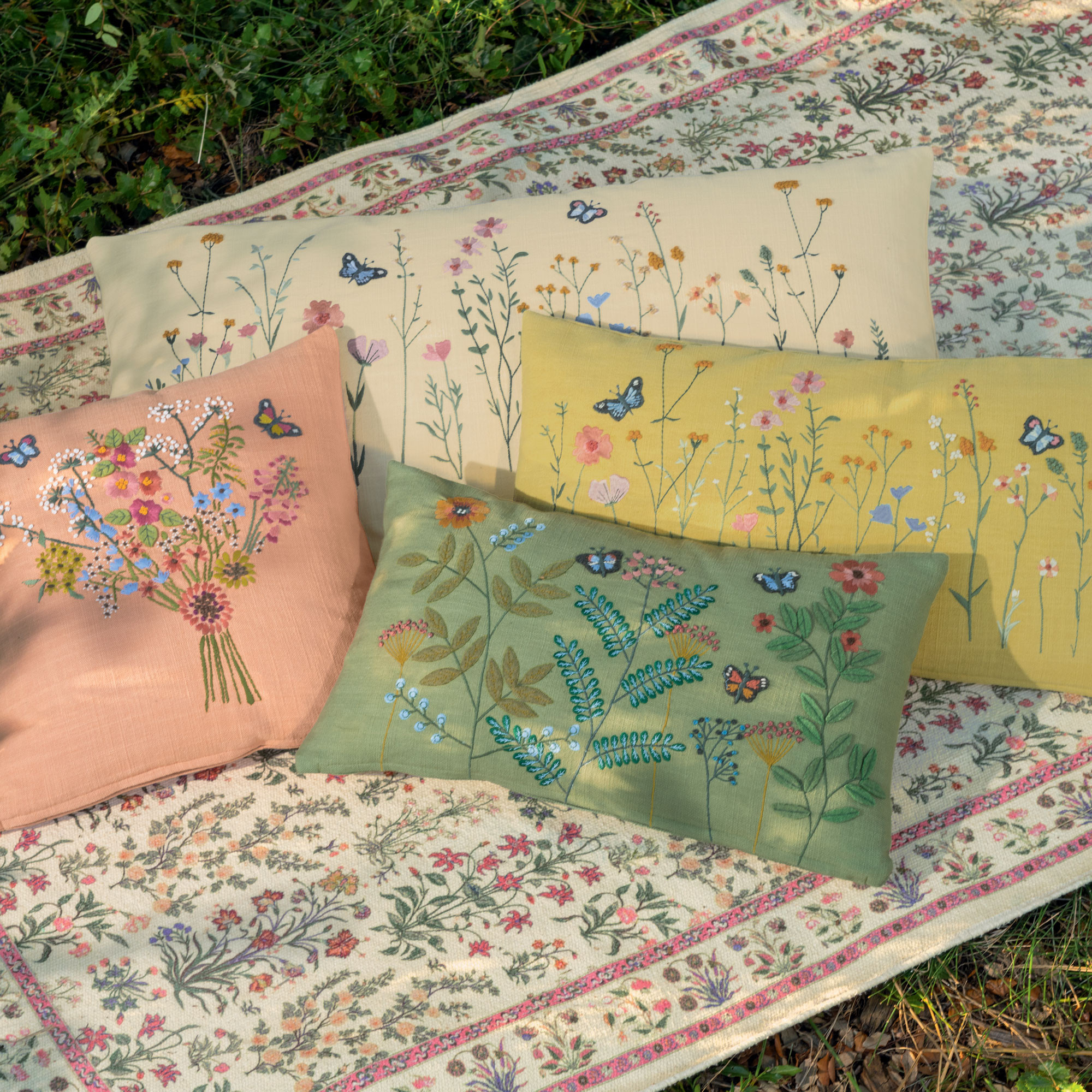 Coussin brodéDans les champs