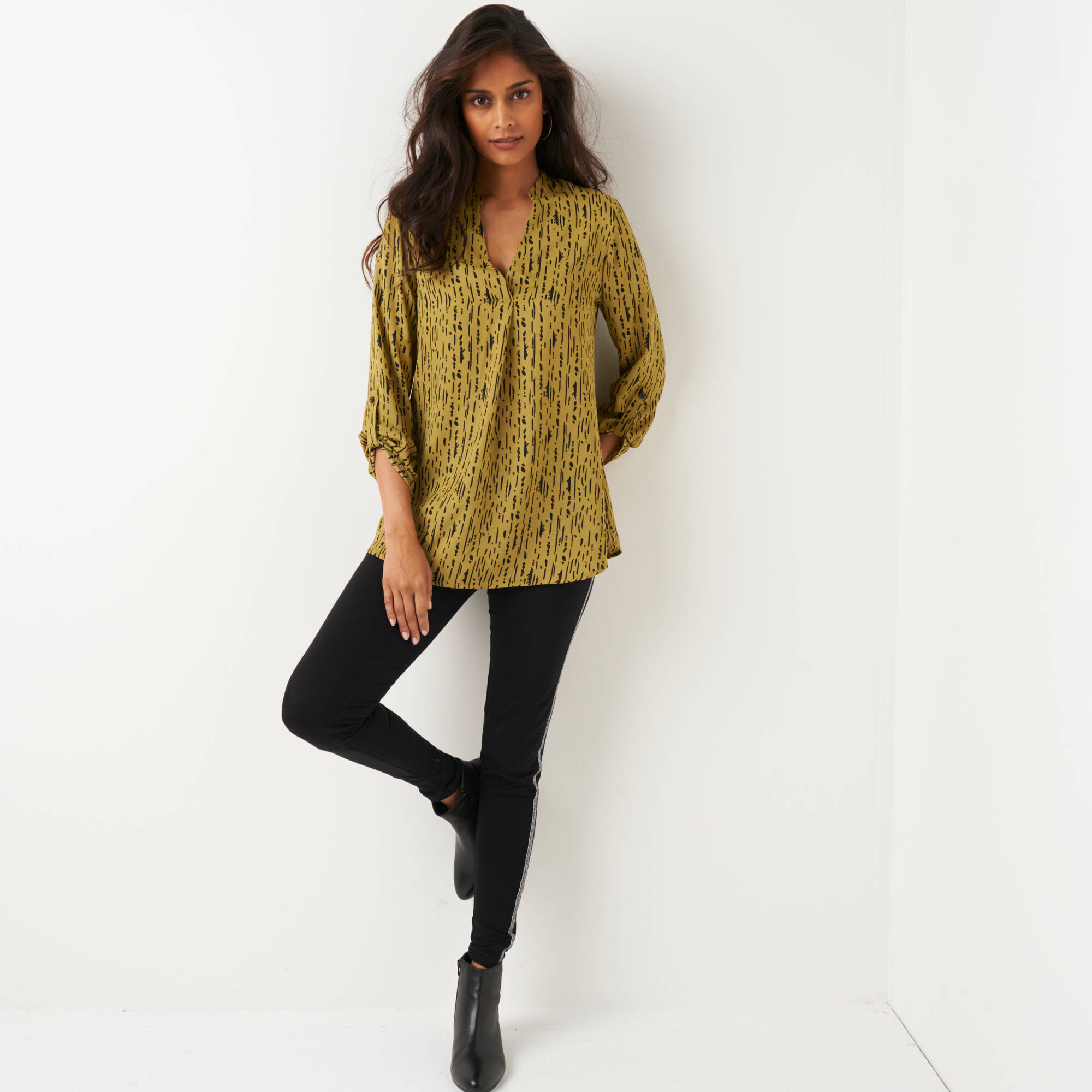 Blouse imprimé graphique col tunisien, cr&ecirc;pe