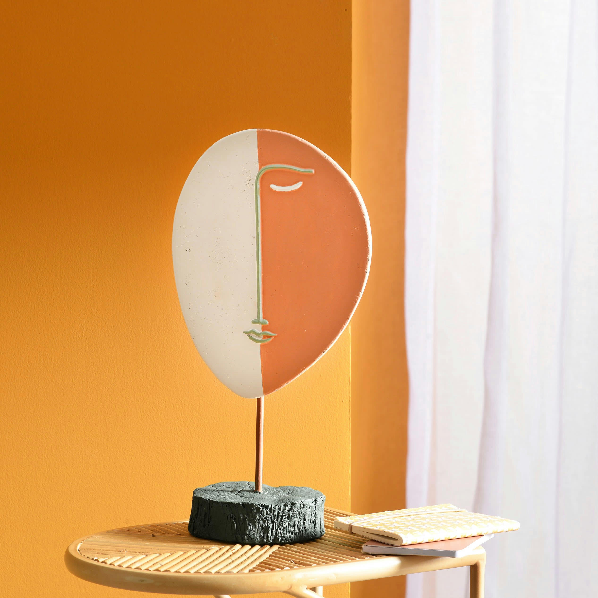 SOLOMIA - Statuette en résine orange