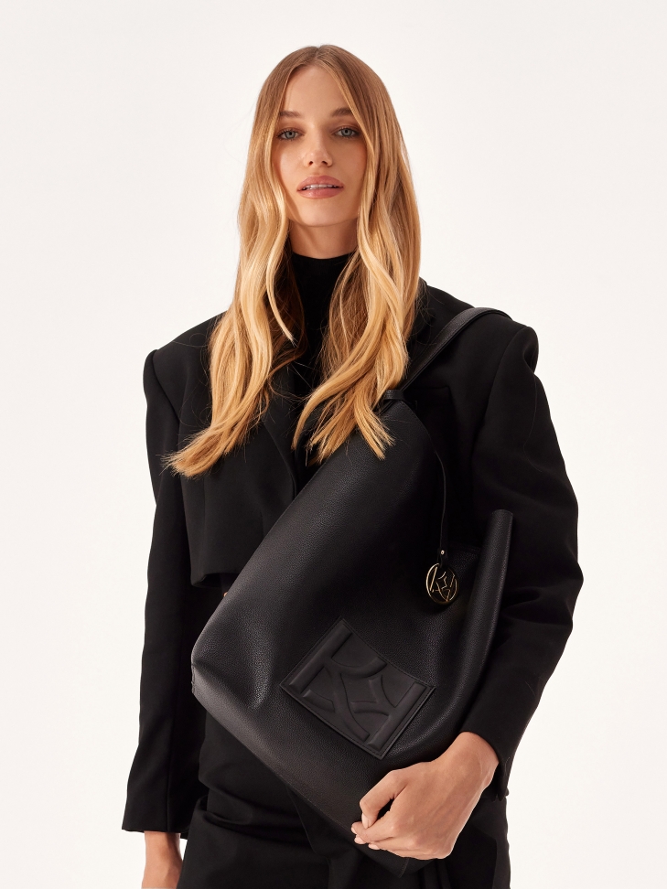 Leather shoulder bag with roomy interior