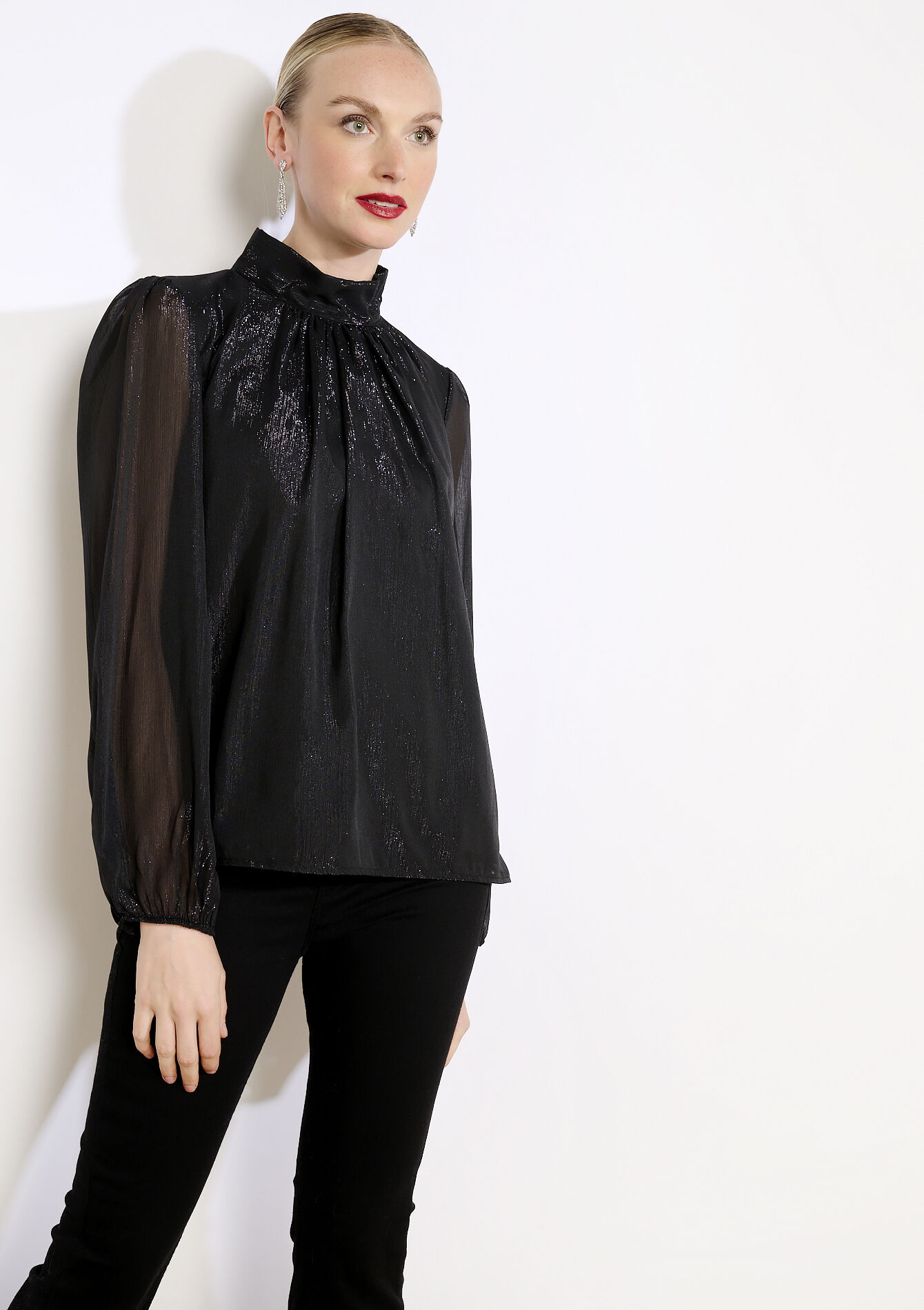 Lichte blouse met hoge halslijn