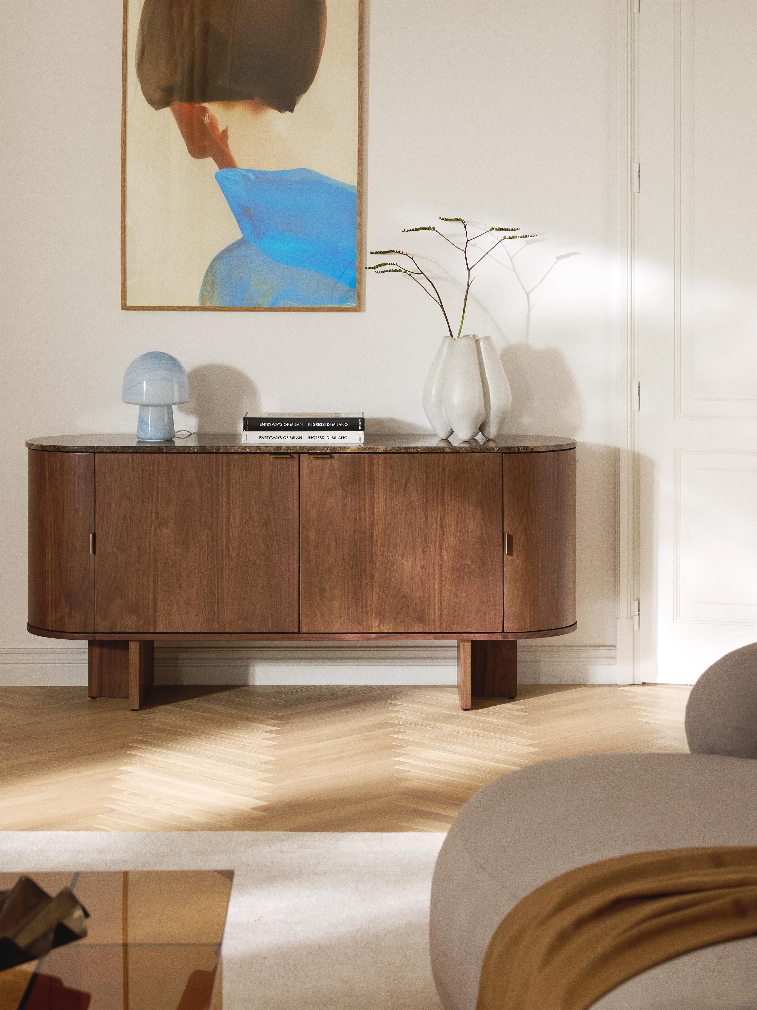 Holz-Sideboard Zumi mit abgerundeten Ecken und Marmorplatte