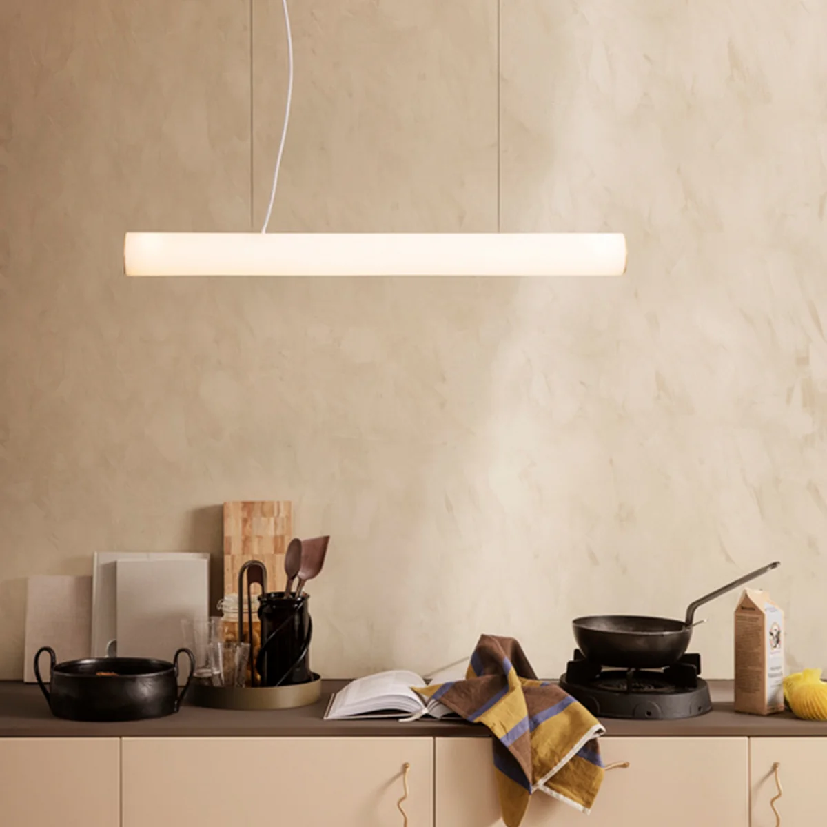 Ferm Living - Vuelta LED Pendelleuchte, L 100 cm, weiß / Messing