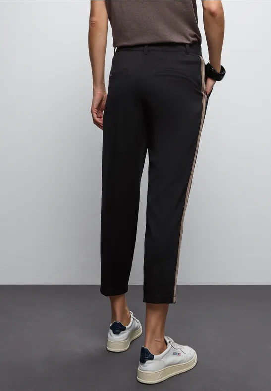 Chino mit Tapedetails