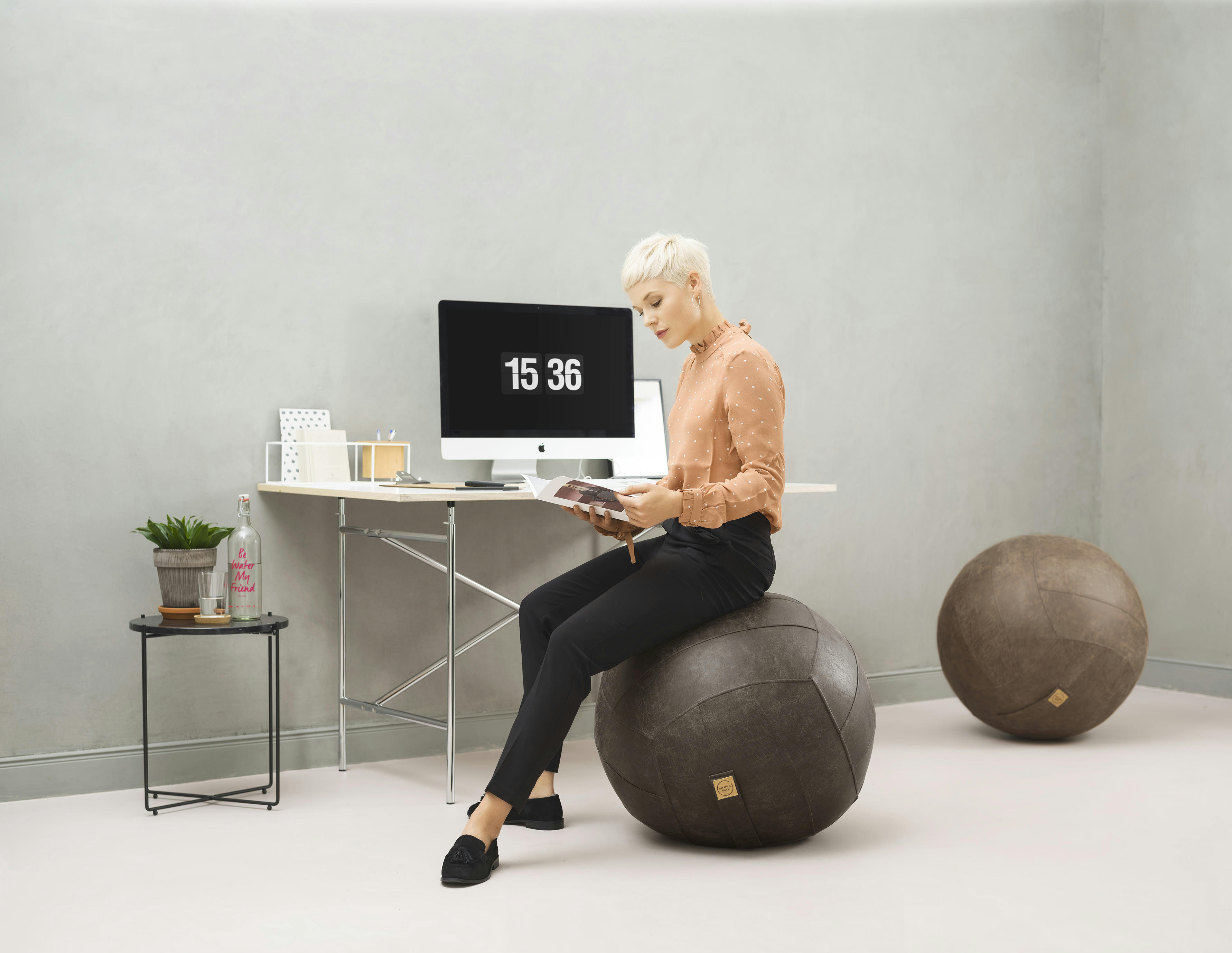 FRANKIE - Balle d'assise design simili cuir marron avec poignée D65