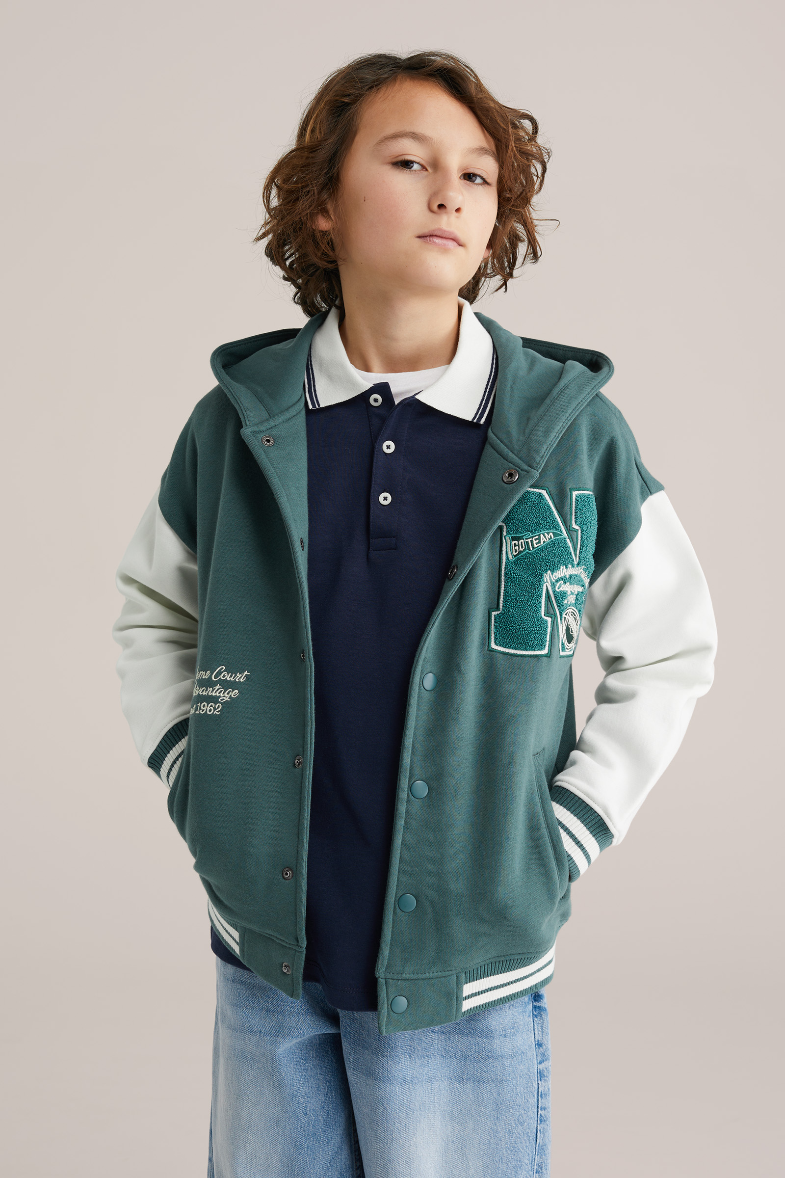 Jongens bombervest met patches en capuchon