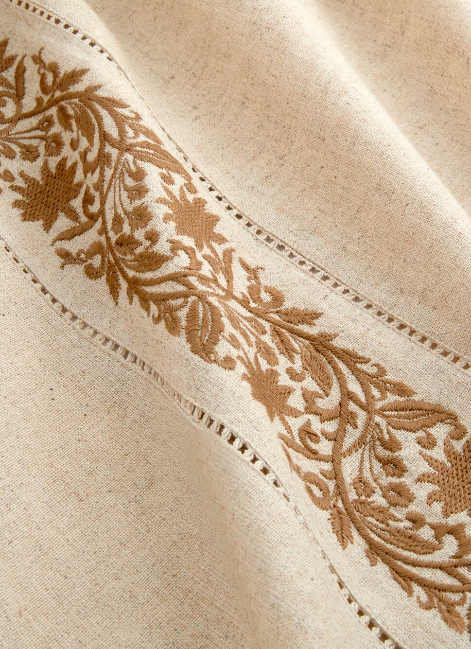 NAPPE AJOURÉE ET BRODÉE EN COTON ET LIN NATUREL
