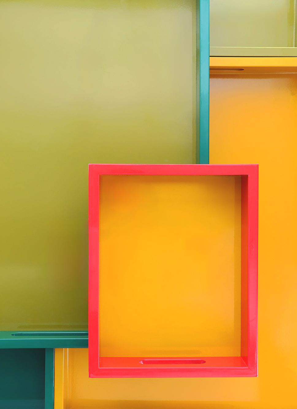 PETIT PLATEAU EN BOIS LAQUÉ MOUTARDE