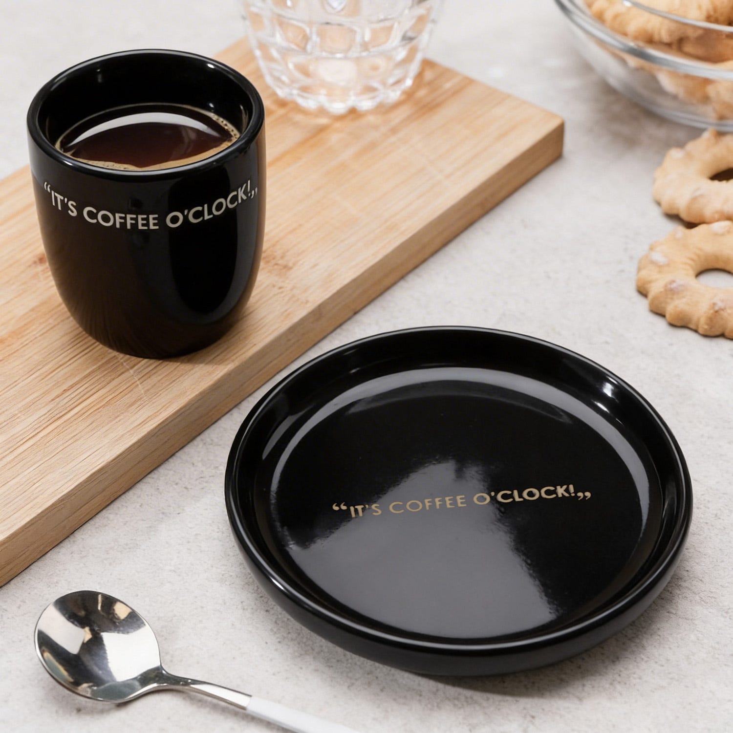 Tazzina caffè con piattino nero con scritta 135 ml