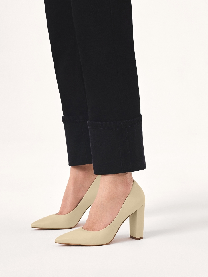 Wide heel pumps in cream color