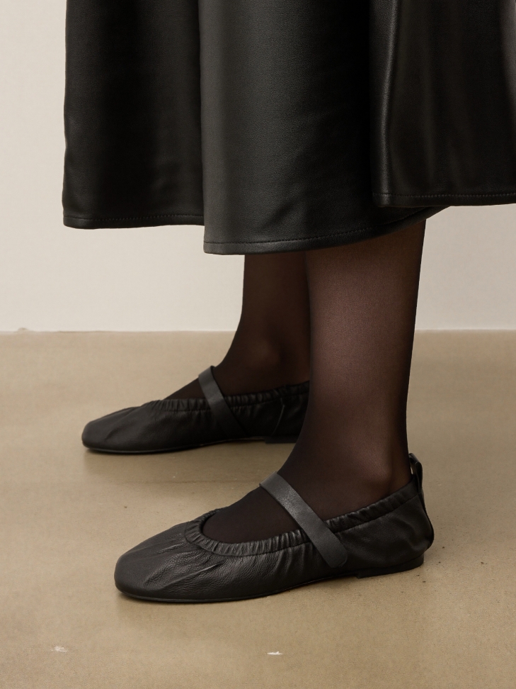 Black ballerinas with elastic band and midfoot strap