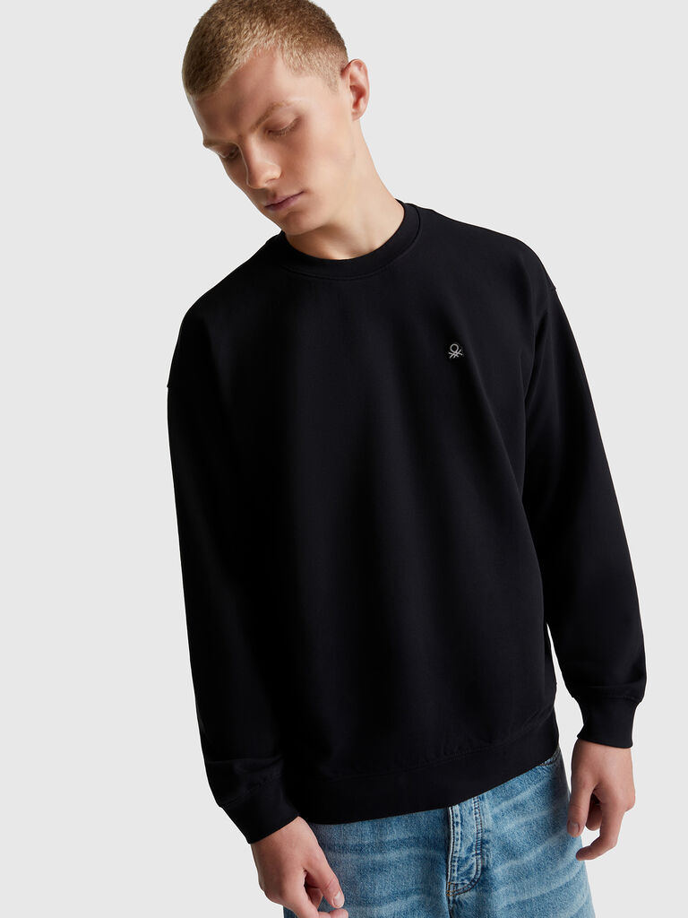 Sweatshirt with logo patch