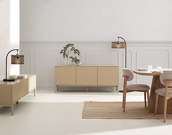 Meuble TV beige avec rainures sur les portes et les côtés